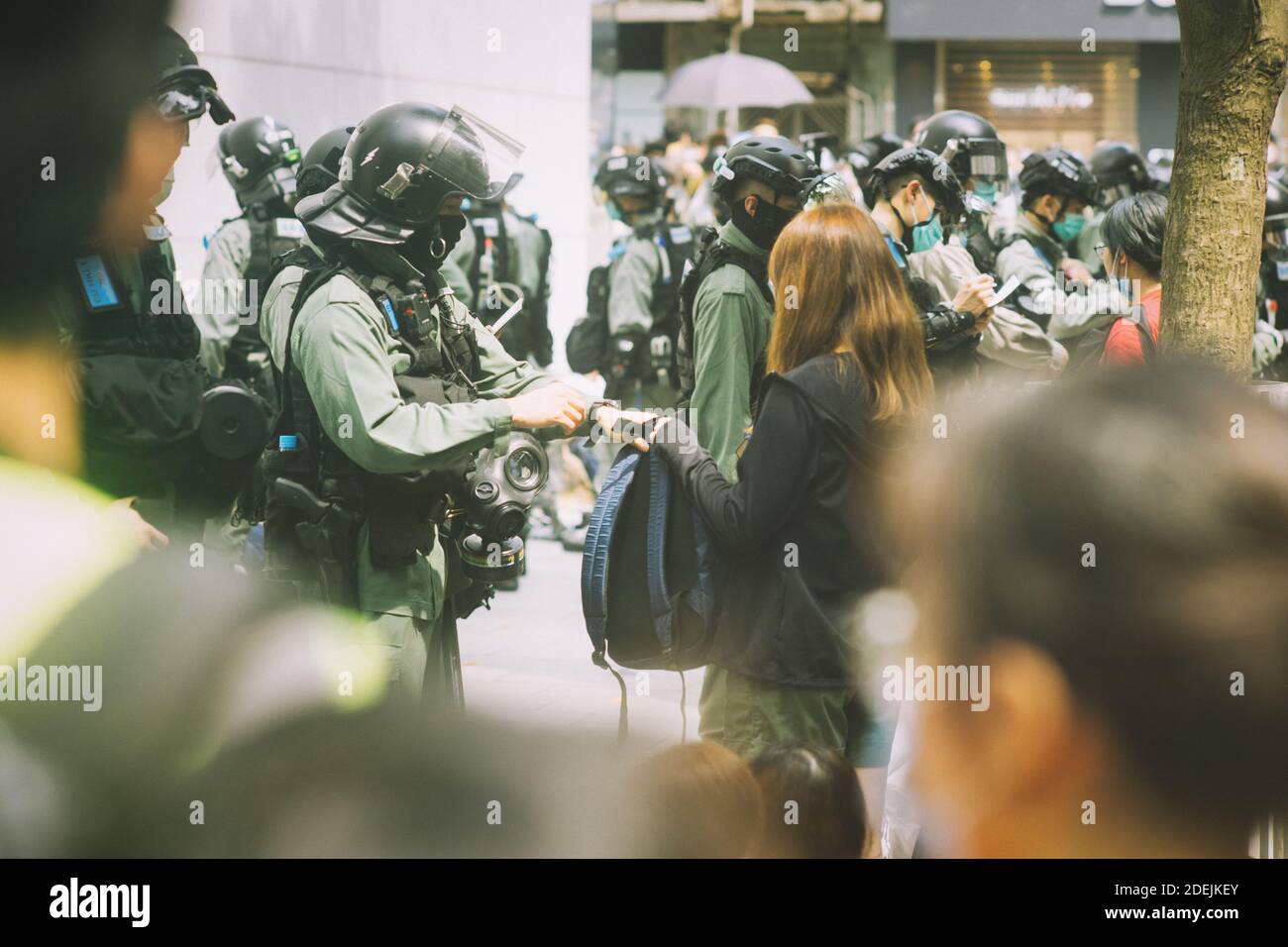 Hong Kong, 27 de mayo de 2020, los manifestantes son detenidos por la policía como una Asamblea ilegal en Causeway Bay. Las personas están usando la máscara como control de prevención Covid 19. Foto de stock