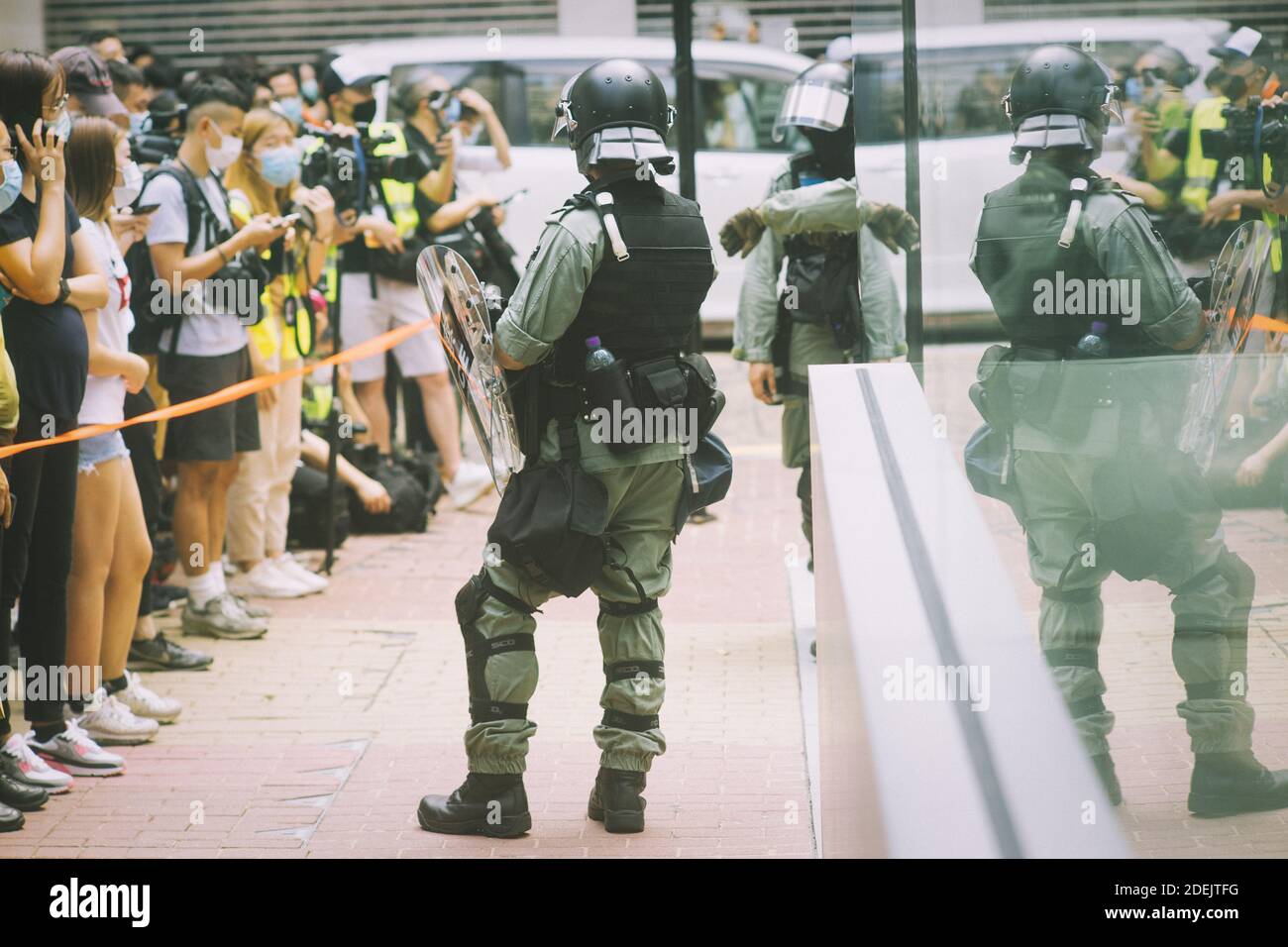 Hong Kong, 27 de mayo de 2020, los manifestantes son detenidos por la policía como una Asamblea ilegal en Causeway Bay. Las personas están usando la máscara como control de prevención Covid 19. Foto de stock