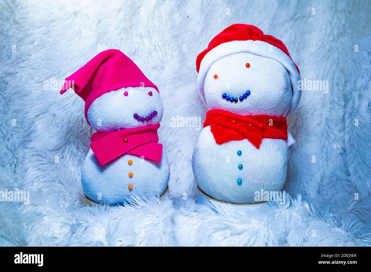 Muñecos de muñeco de nieve hechos de calcetines para celebrar la Navidad.  Actividad divertida con los niños en casa. Reciclando calcetines viejos  Fotografía de stock - Alamy