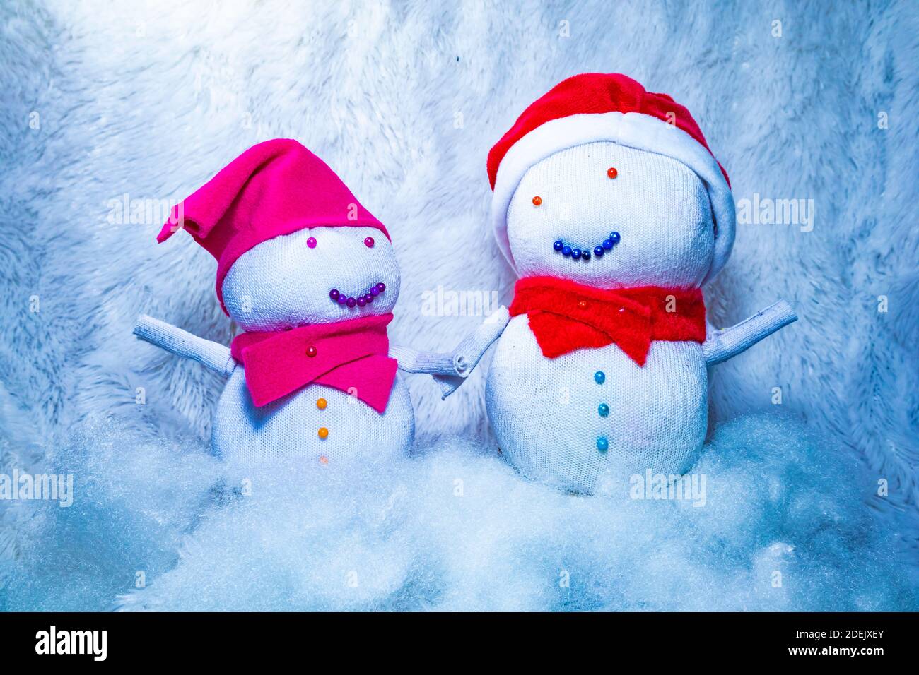 Muñecos de muñeco de nieve hechos de calcetines para celebrar la Navidad.  Actividad divertida con los niños en casa. Reciclando calcetines viejos  Fotografía de stock - Alamy