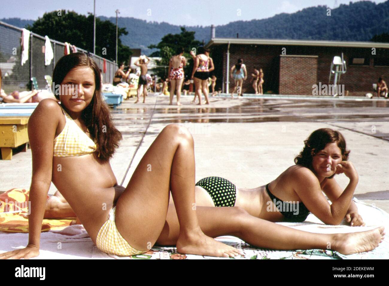 Teen girls in bikinis fotografías e imágenes de alta resolución - Alamy