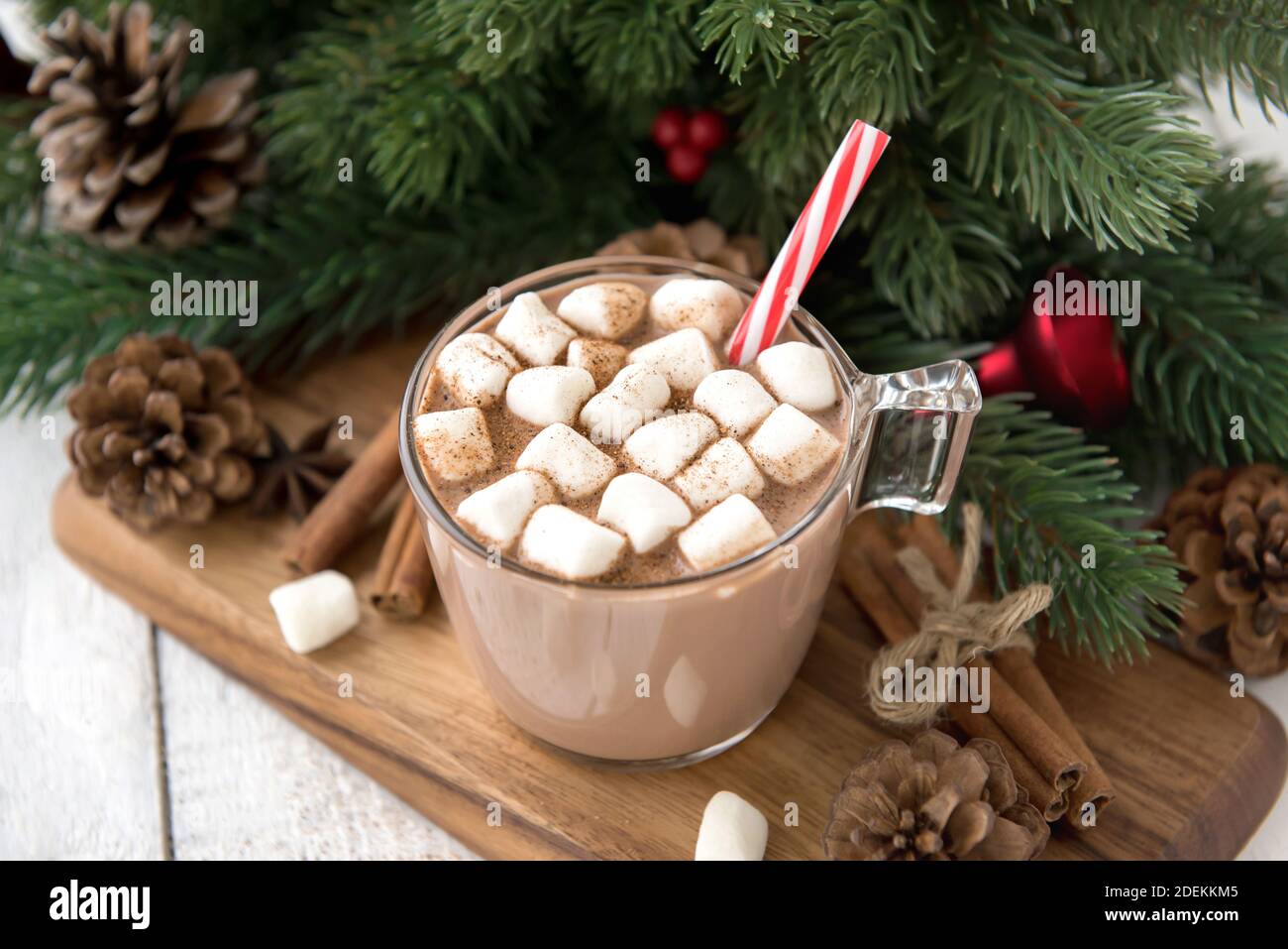 Bebida de chocolate caliente de Navidad con malvaviscos encima de la madera plato Foto de stock