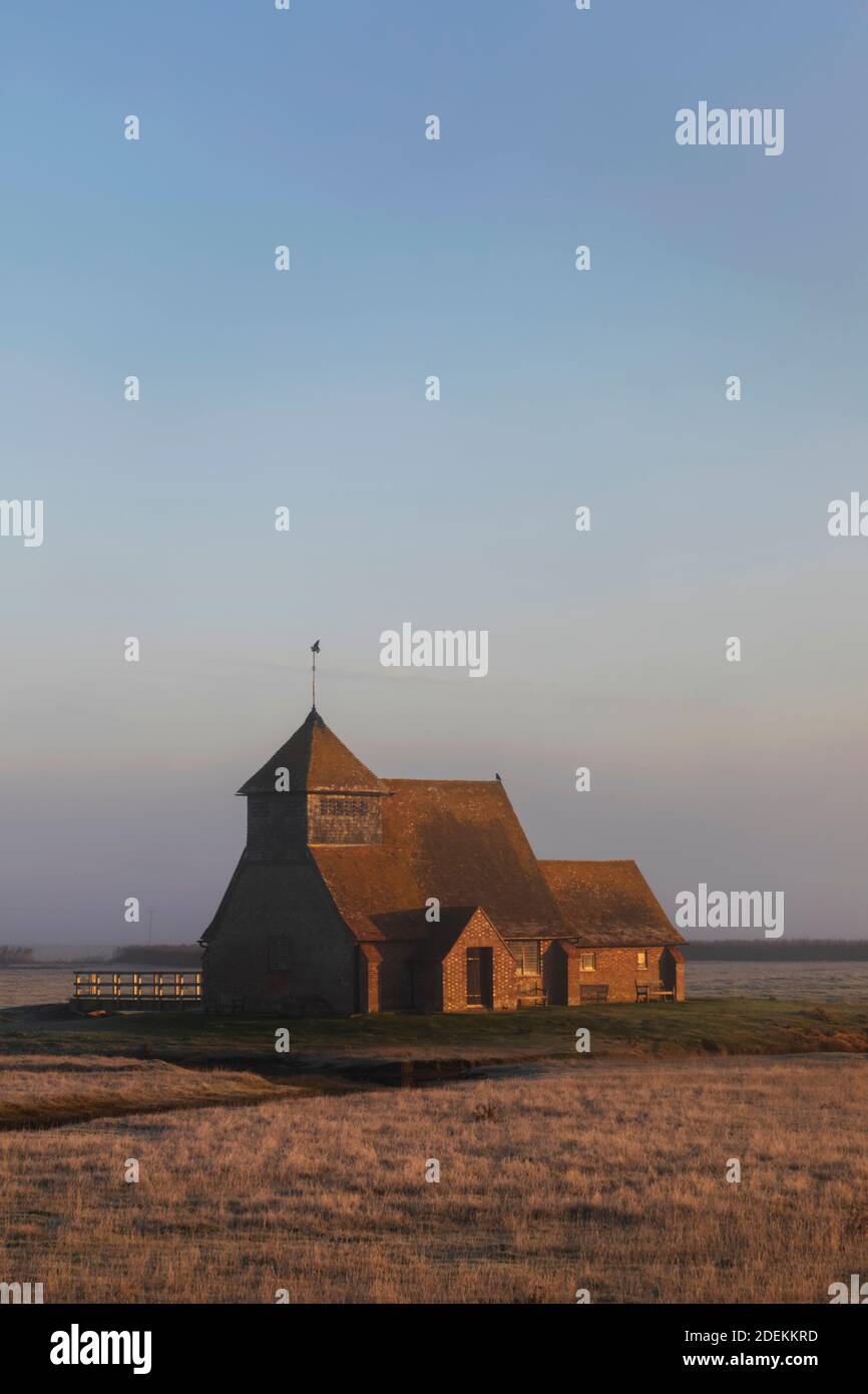 Inglaterra, Kent, Romney Marsh, Fairfield, St. Thomas Becket Church en invierno Foto de stock