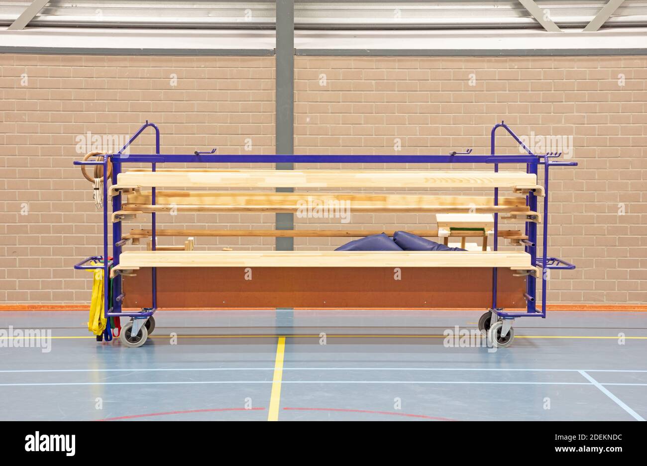 Moderno equipamiento de madera en el gimnasio de la escuela Foto de stock