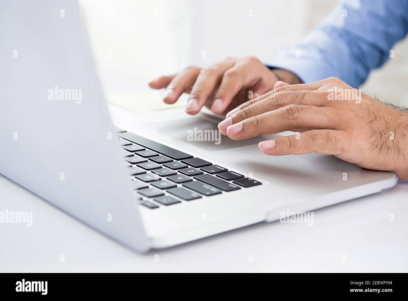 Hombre de negocios que utiliza un ordenador portátil que funciona y busca información sobre la creación de negocios en línea en internet en la oficina Foto de stock