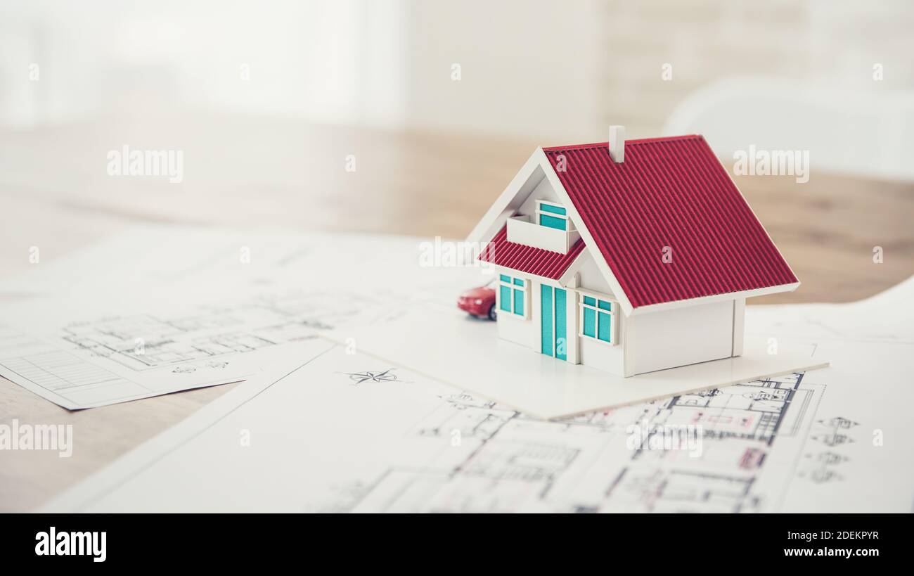 Modelo de casa con ejemplo de proyecto para el desarrollo de propiedades inmobiliarias Foto de stock