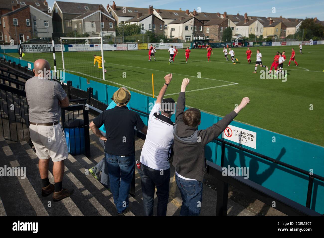 Los seguidores en casa celebrando el primer gol de su equipo como Club de Fútbol Marino (en blanco), juegan al Ilkeston FC en un partido de división de división de la