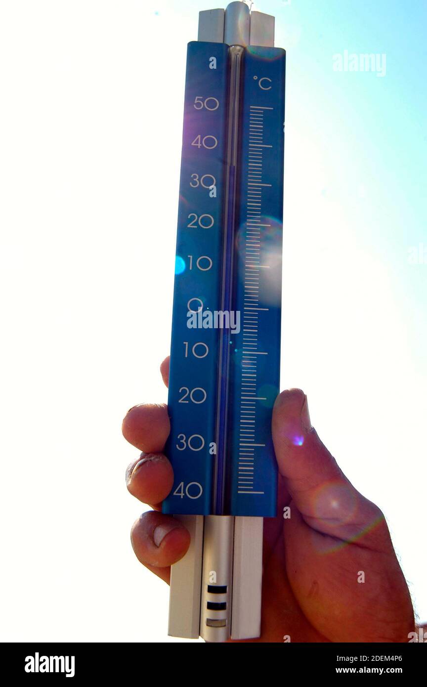 termómetro para medir y observar la temperatura, el clima y la meteorología  Fotografía de stock - Alamy