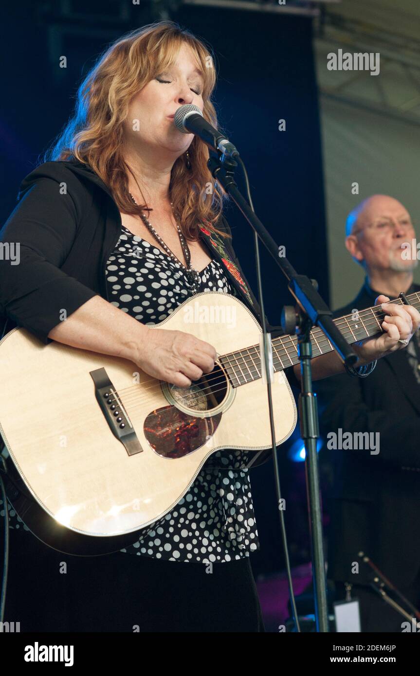 Cantante y compositor estadounidense Gretchen Peters en el festival Cornbury, Reino Unido, en 2012 Foto de stock