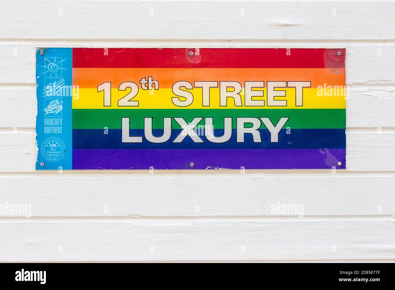 EE.UU., Miami, Miami Beach, South Beach, signo de la calle 12 en la cabaña de la playa de guarda de vida Foto de stock