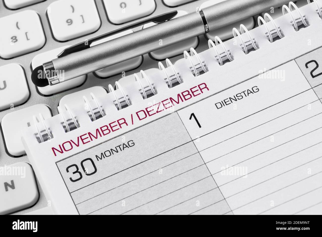 Calendario Alemán Noviembre y Diciembre 2020 y PC Foto de stock