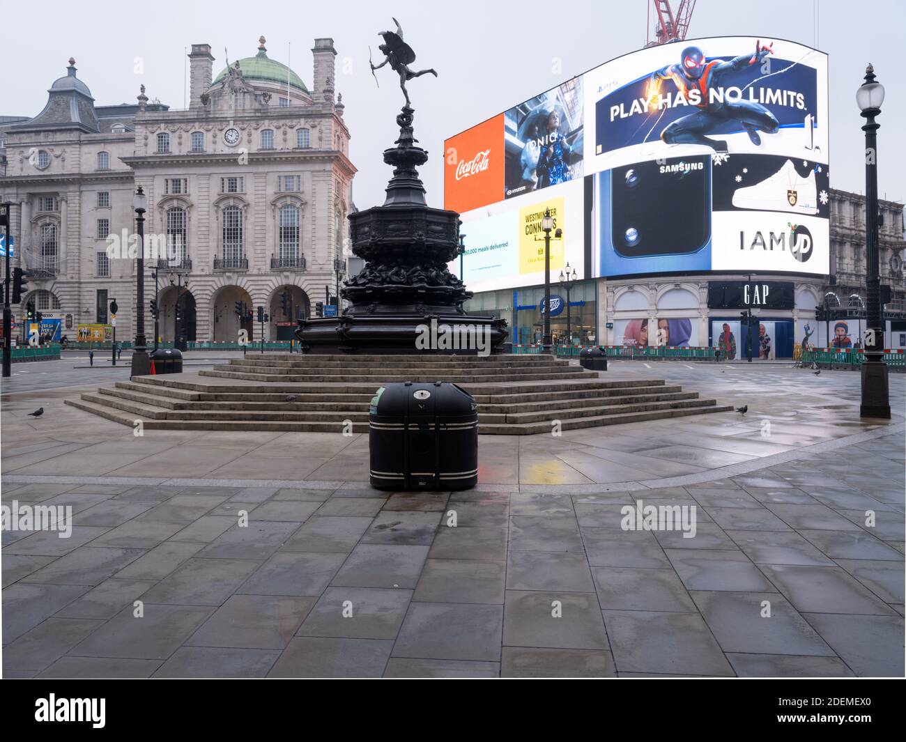 Vacía y desierta Piccadilly Circus, Londres durante el segundo cierre nacional en Inglaterra. Foto de stock