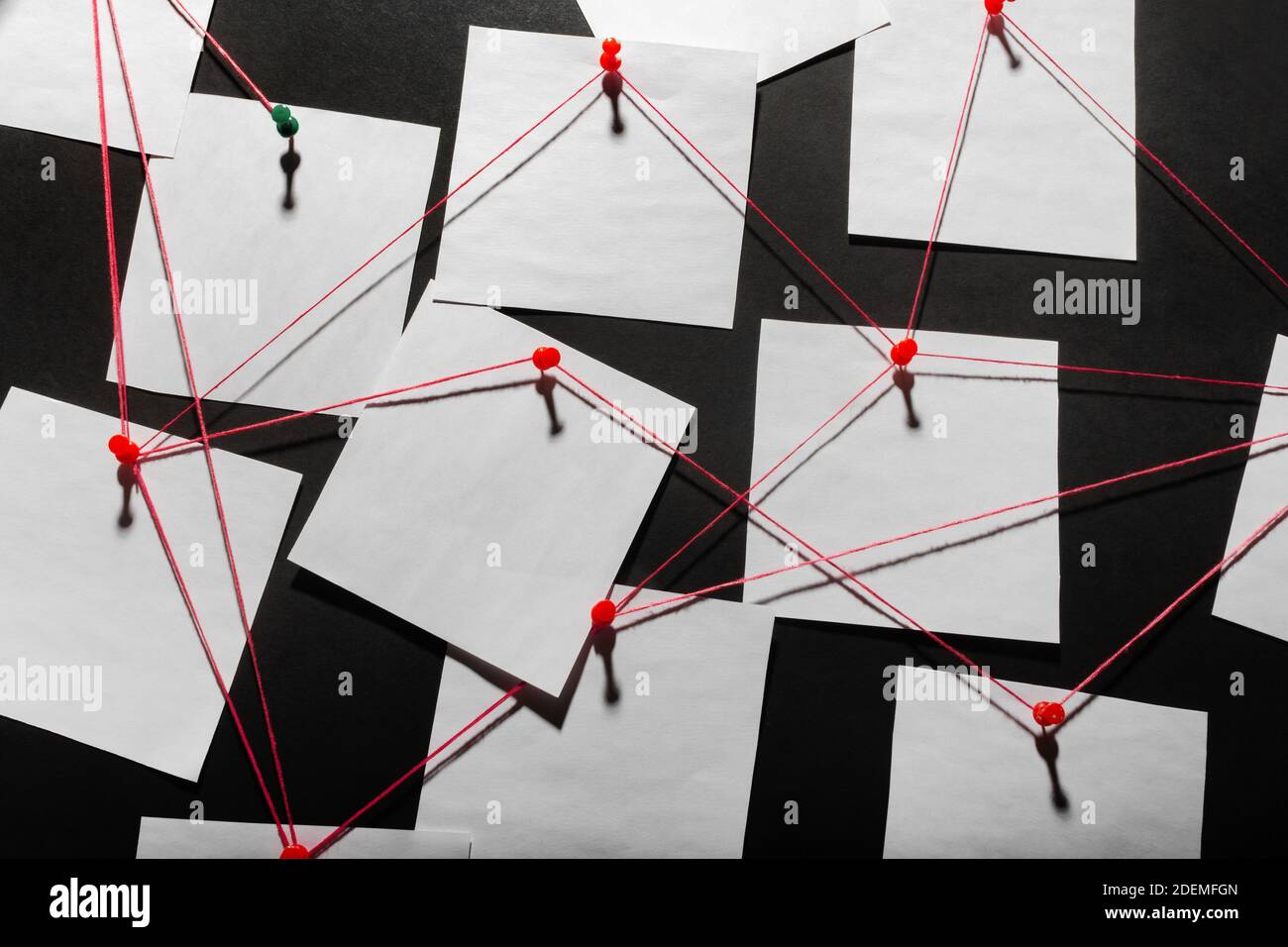 Foto de un tablero detective negro con papel en blanco vinculado por