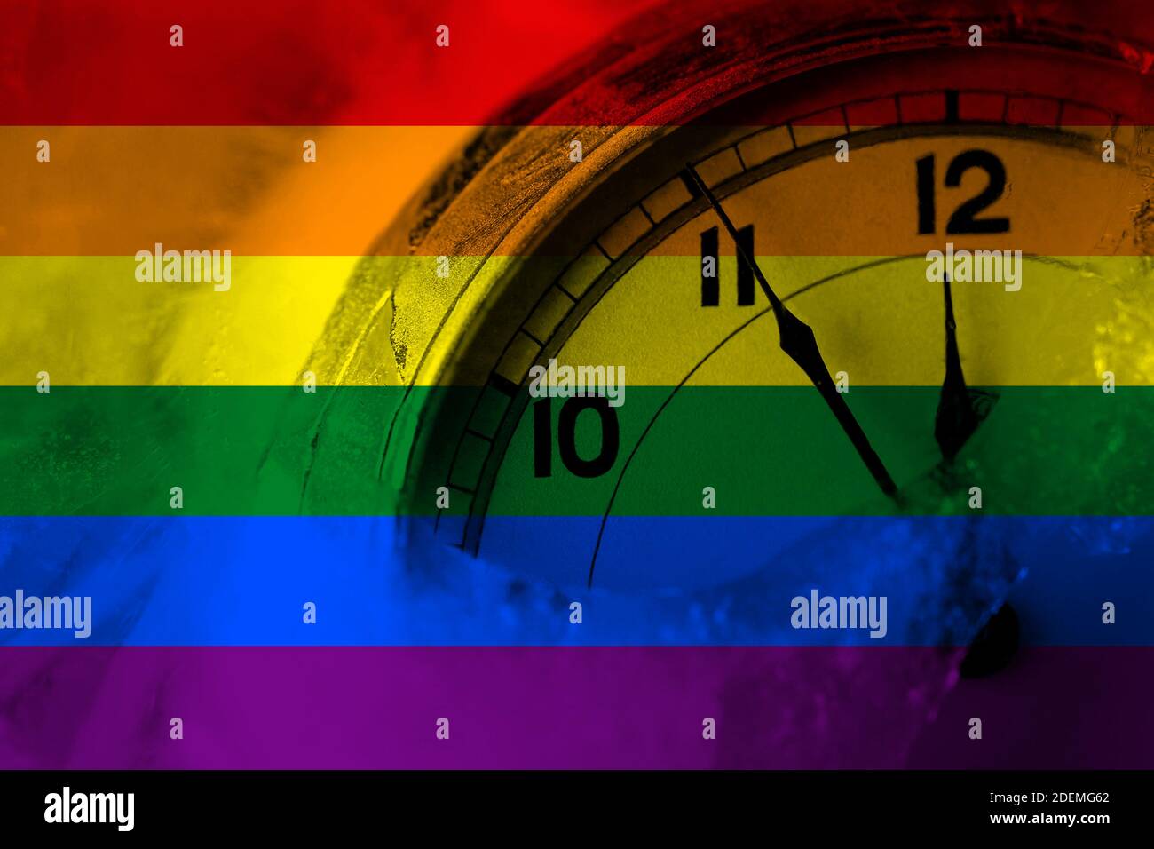 Gay, bandera de orgullo con reloj cerca de la medianoche en el fondo. Feliz  concepto de año Nuevo Fotografía de stock - Alamy