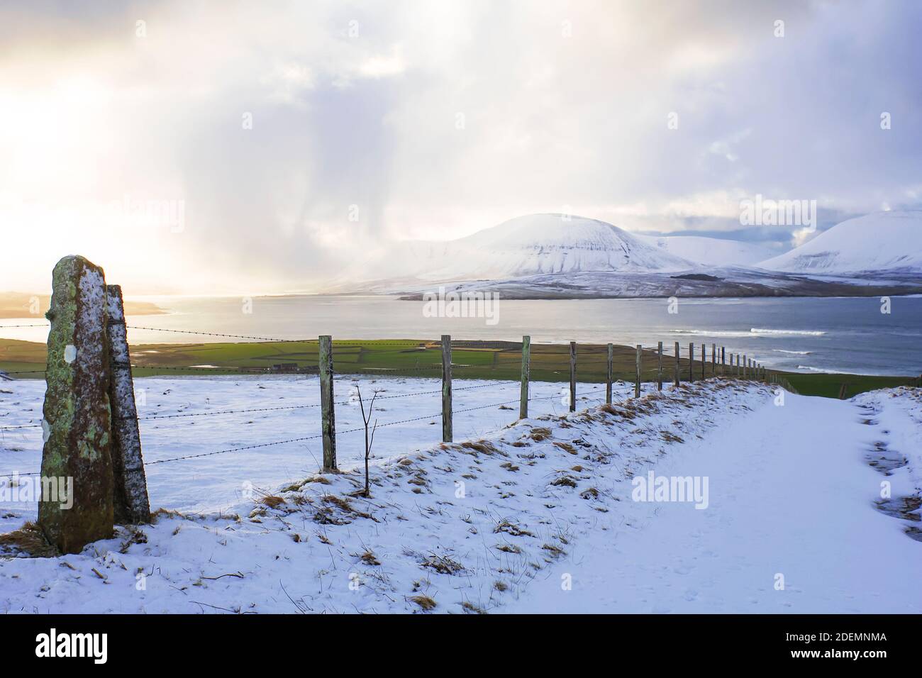 Colinas cubiertas de nieve fresca en las islas Orkney y la costa en distancia Foto de stock