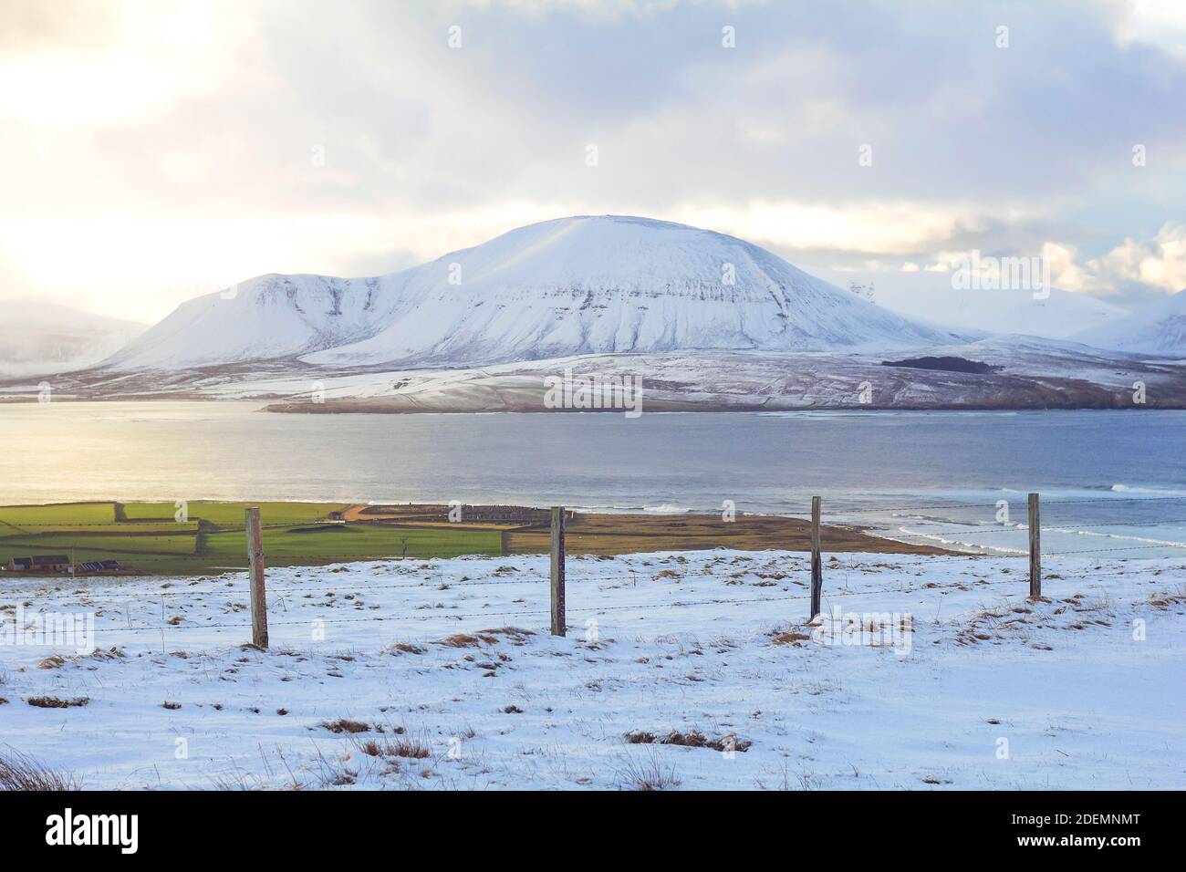 Vista de la costa de la colina bajo la nieve y las tierras de cultivo en invierno escena Foto de stock