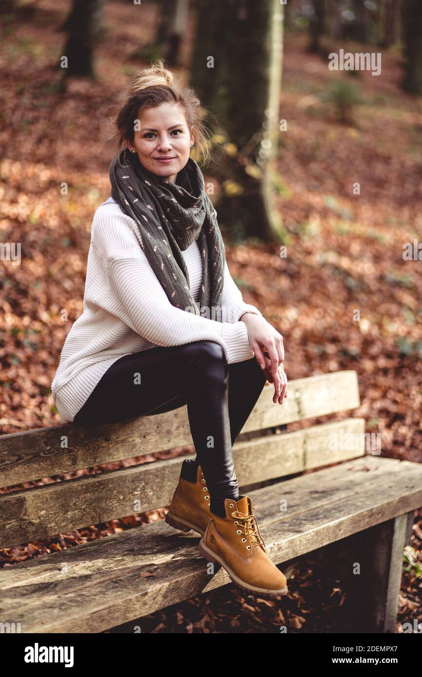 MUNICH, ALEMANIA - Nov 22, 2020: Joven hermosa mujer se encuentra en el  bosque otoñal. La ropa de invierno protege del frío. Otoño en el frente  bávaro Fotografía de stock - Alamy