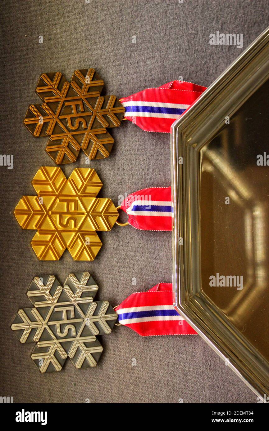 Medallas de oro, plata y bronce en forma de copo de nieve del FIS en Holmenkollen Ski Museum & Tower, Oslo Foto de stock