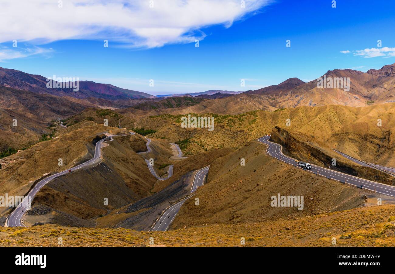 Las carreteras más peligrosas del mundo fotografías e imágenes de alta  resolución - Alamy