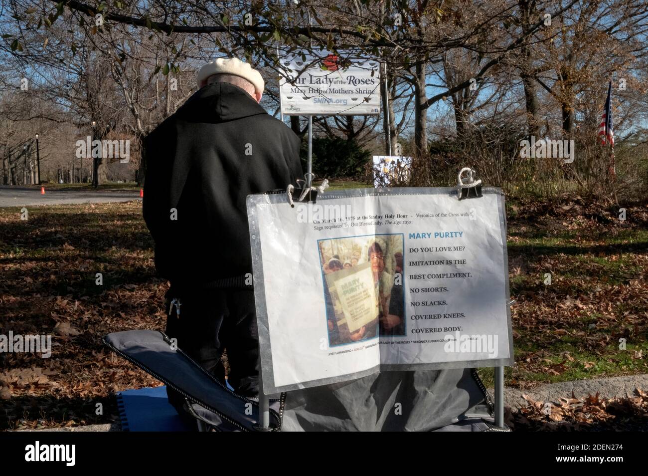 Un devoto católico romano ora en el pabellón del Vaticano en el parque  Flushing Meadows donde María y Jesús aparecieron a Veronica Lueken. En  Nueva York Fotografía de stock - Alamy