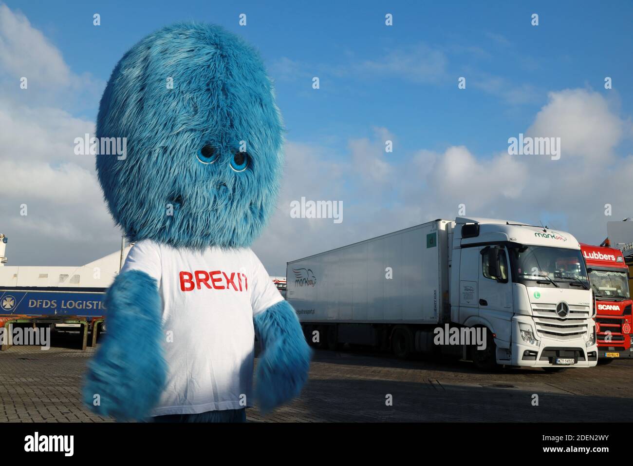 Un monstruo peludo azul conocido como el 'monstruo del Brexit' hace una  aparición en el puerto de Rotterdam, Holanda el 1 de diciembre de 2020.  REUTERS/Bart Biesemans Fotografía de stock - Alamy
