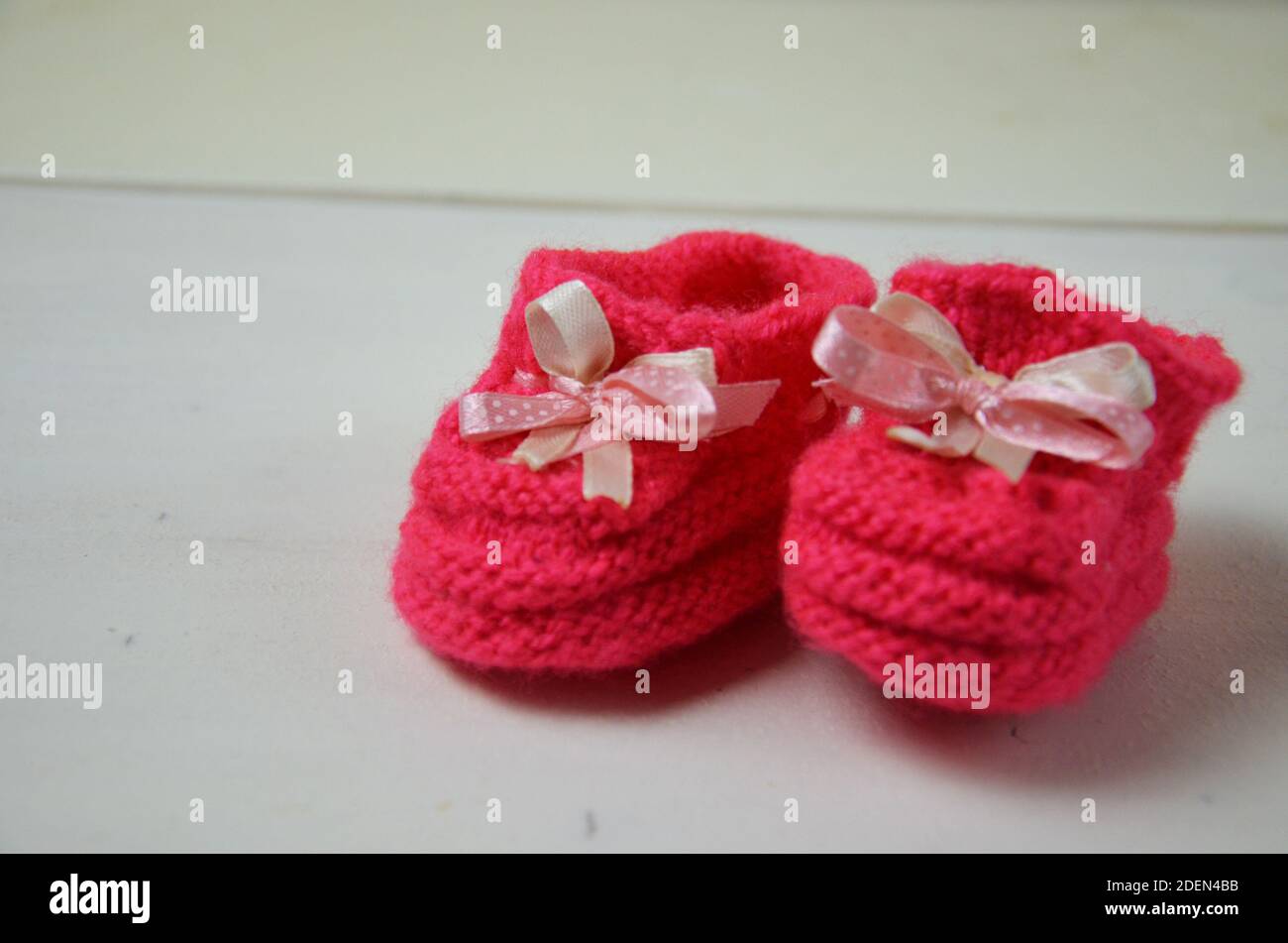 Bebé niña sandalia de punto, botitas, zapatos bebé recién nacido, postal en  blanco Fotografía de stock - Alamy