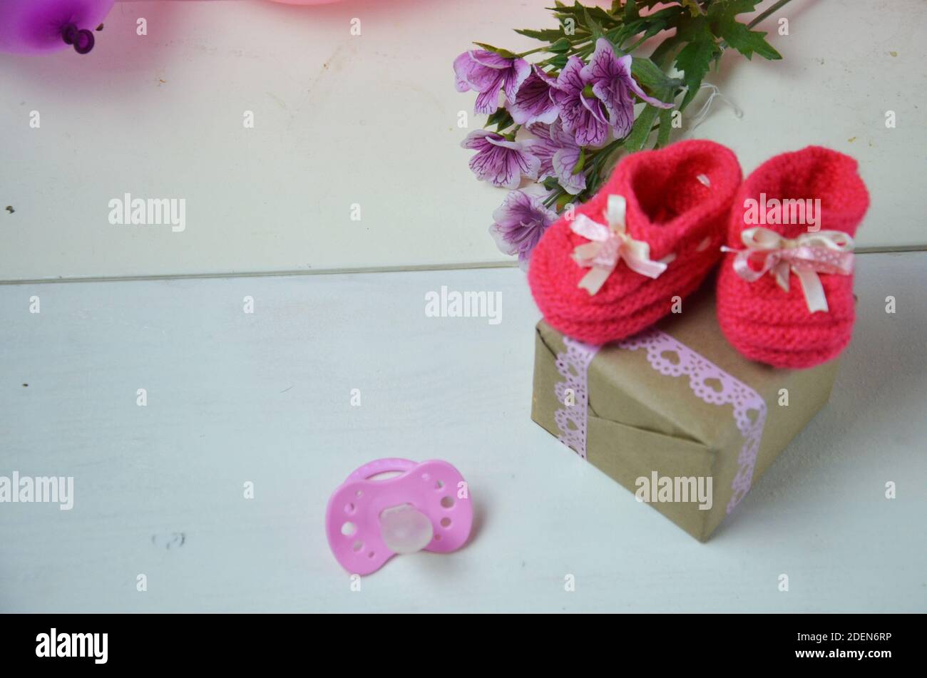 Bebé niña sandalia de punto, botitas, zapatos bebé recién nacido, postal en  blanco Fotografía de stock - Alamy