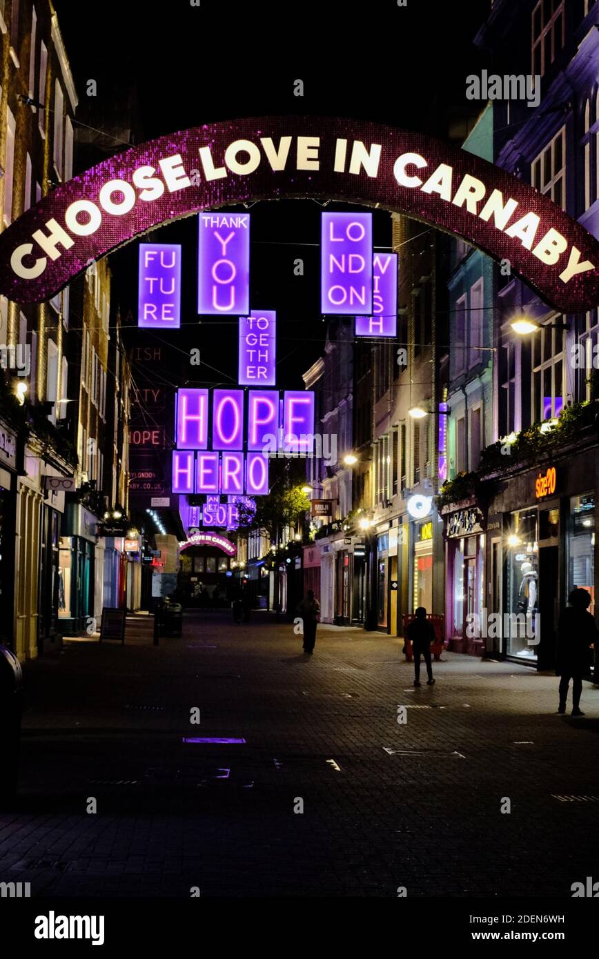 Carnaby Street's Christmas lights 2020 durante el bloqueo de la pandemia del Coronavirus Foto de stock