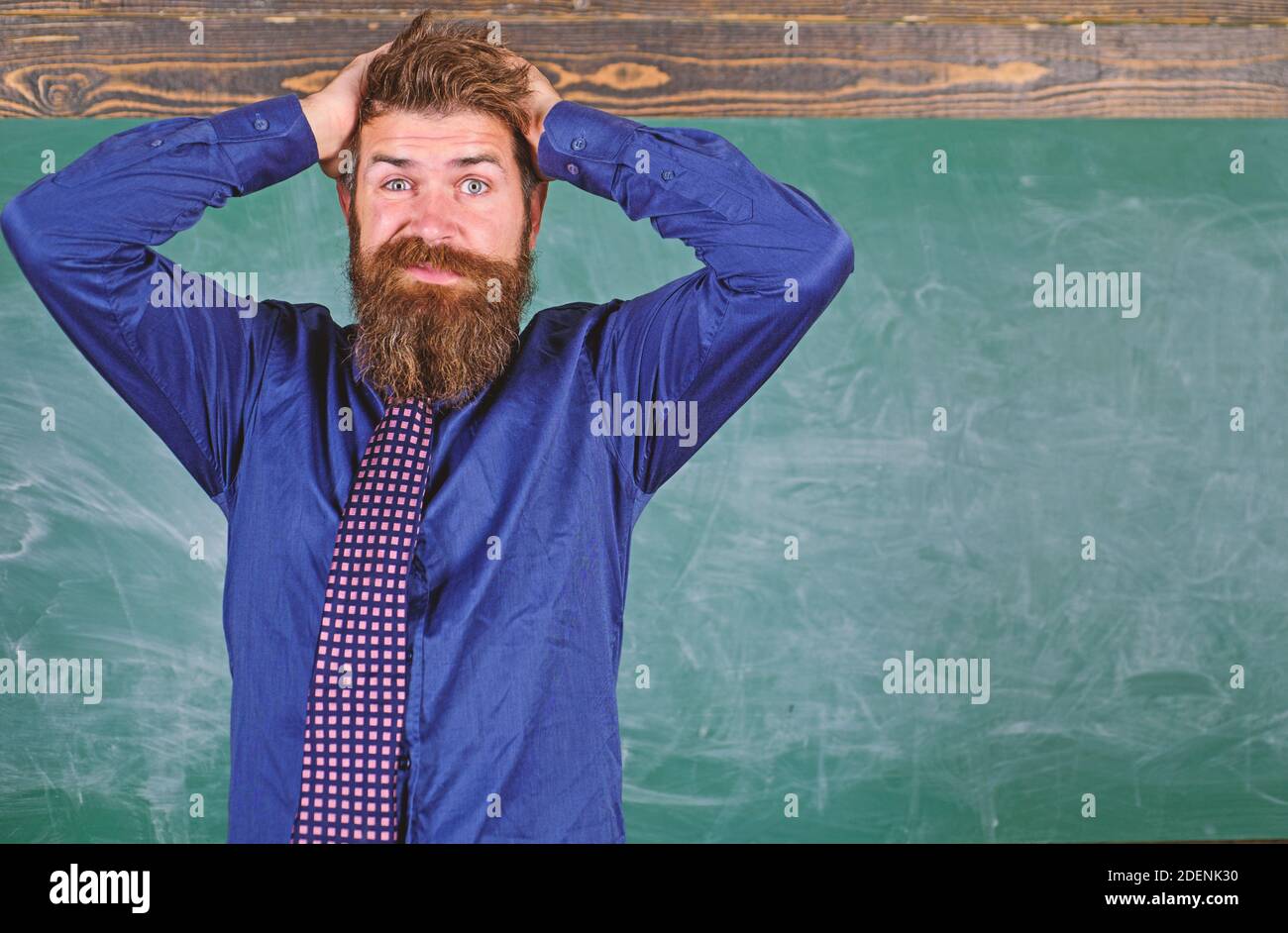 Etiqueta de los maestros consejos profesionales de la educación moderna. El hombre barbudo maestro o educador tienen fondo de la pizarra principal. El maestro se comporta de manera poco profesional. Preste atención a su comportamiento y modales. Foto de stock