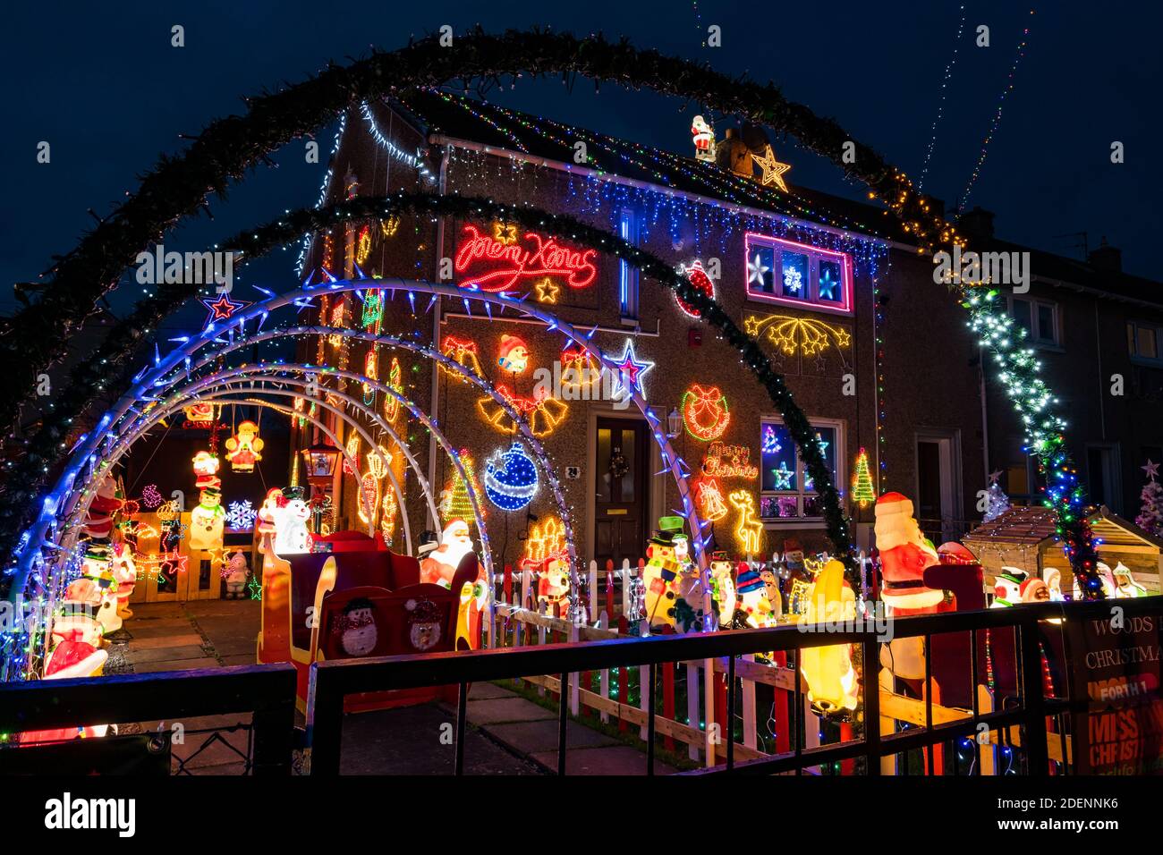 Prestonpans, East Lothian, Escocia, Reino Unido, 1 de diciembre de 2020. Luces de Navidad Este