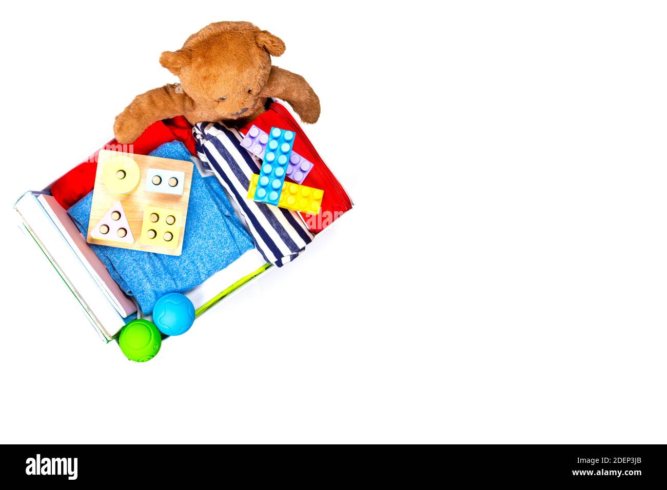 Caja de donación con juguetes para niños, libros, ropa para caridad sobre  fondo blanco. Vista superior Fotografía de stock - Alamy