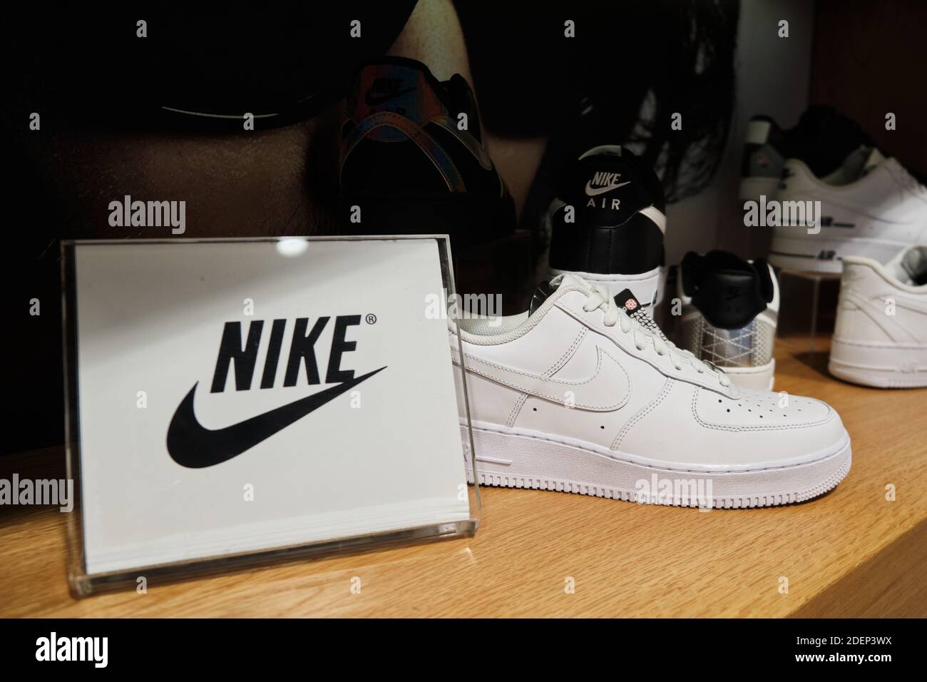 Zapatillas de lona Nike Air Force One en la estantería de la tienda.  Mersin, Turquía - Noviembre de 2020 Fotografía de stock - Alamy