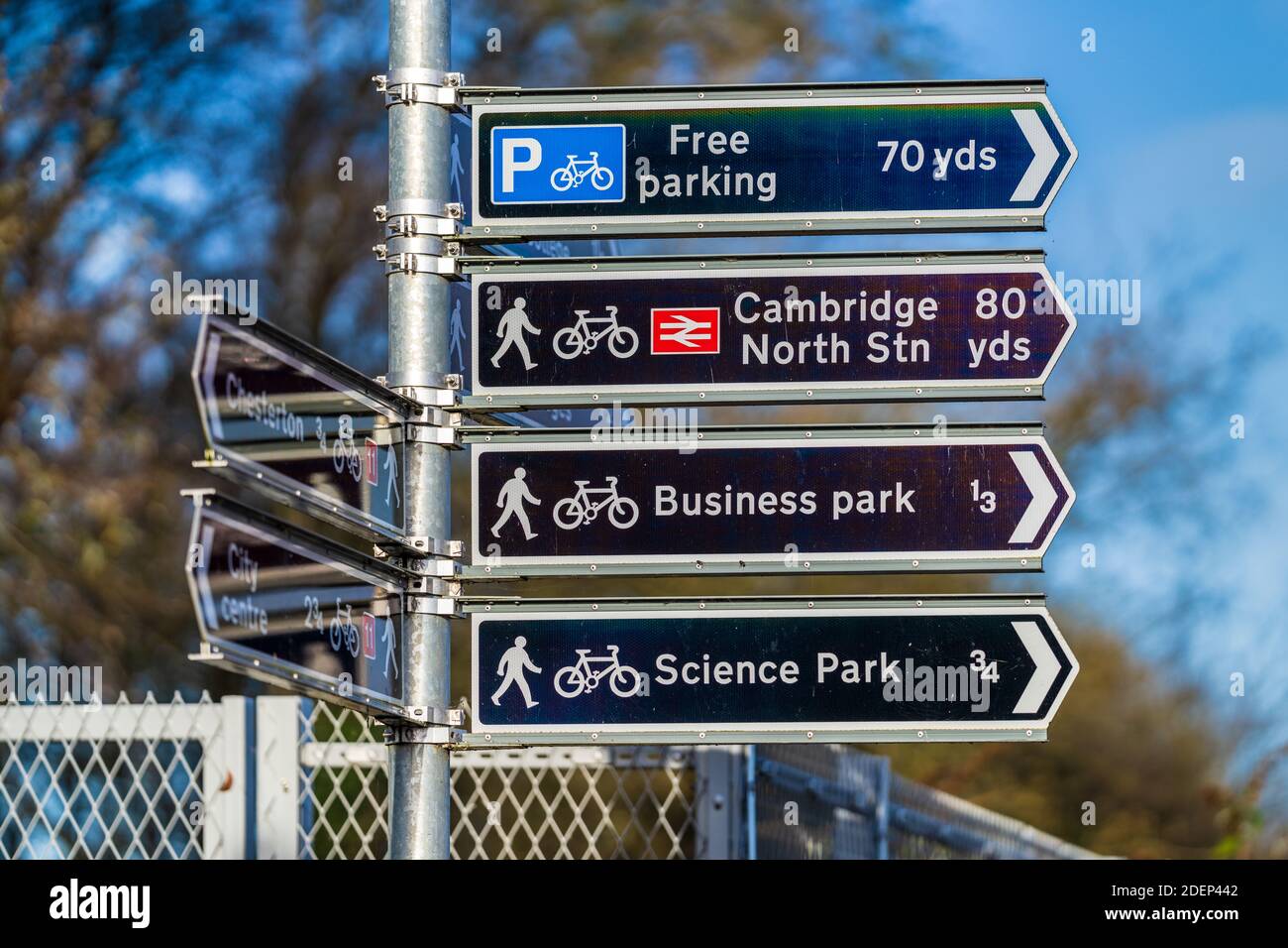 Cambridge North Station Signpost, Cambridge Science Park Signpost, Cambridge Business Park Signpost - señalización de rutas de ciclismo en la Cambridge N Station. Foto de stock