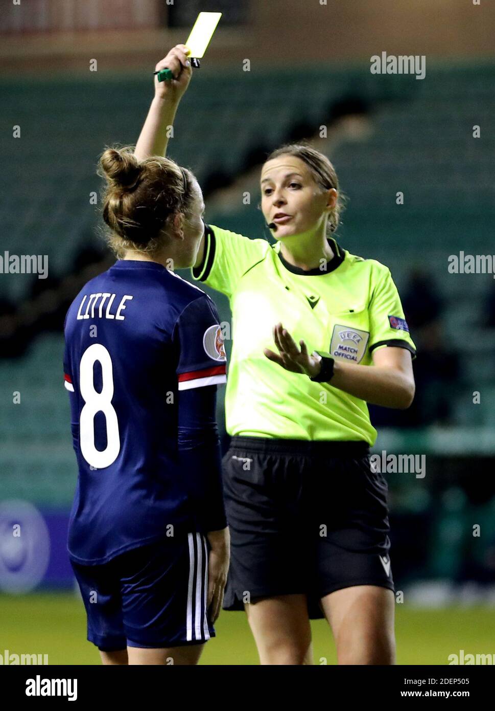 La escocesa Kim Little (izquierda) recibe una tarjeta amarilla durante el partido de la UEFA Women's Euro 2021 Qualifying Group E en Easter Road, Edimburgo. Foto de stock