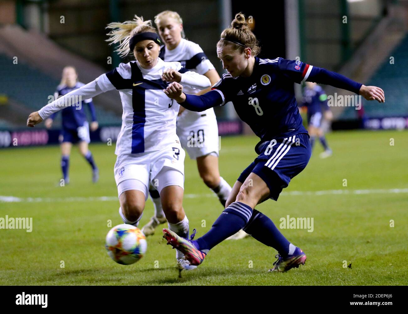 La finlandesa Tuija Hyyrynen (izquierda) y la escocesa Kim Little batallar por el balón durante el partido de la UEFA Women's Euro 2021 Qualifying Group E en Easter Road, Edimburgo. Foto de stock