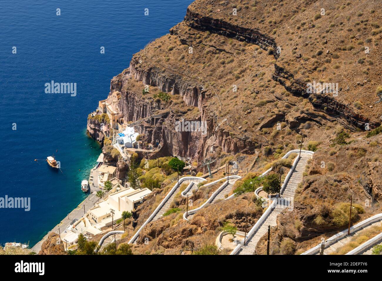 Escaleras que conducen a un pequeño puerto de Fira en la isla de Santorini.  Cyclades, Grecia Fotografía de stock - Alamy
