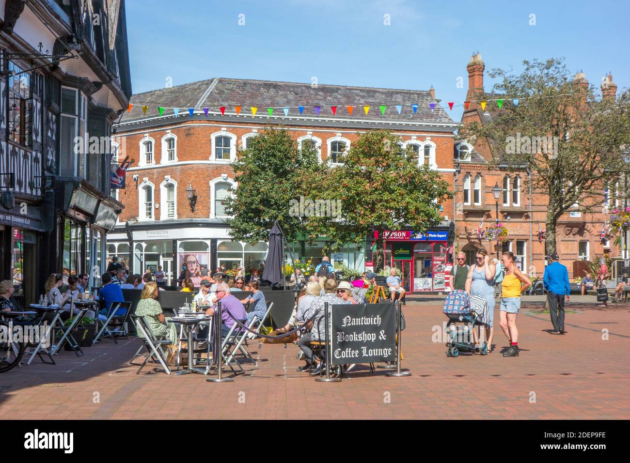 Los compradores y las personas que comen y beben fuera en el Cheshire Mercado de la ciudad de Nantwich Cheshire Inglaterra Foto de stock