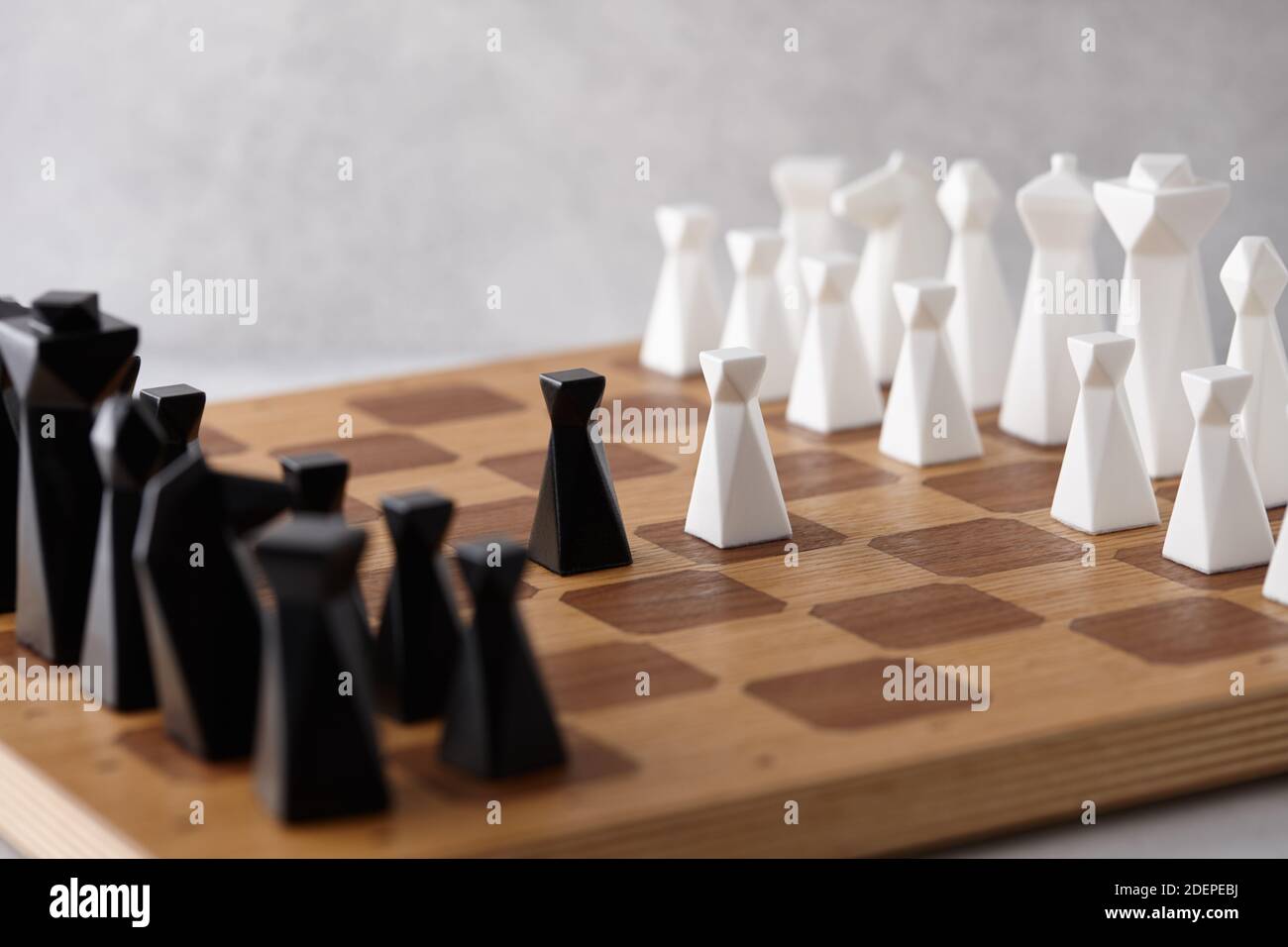 Tablero de ajedrez con piezas blancas y negras. Competencia intelectual. Foto de stock