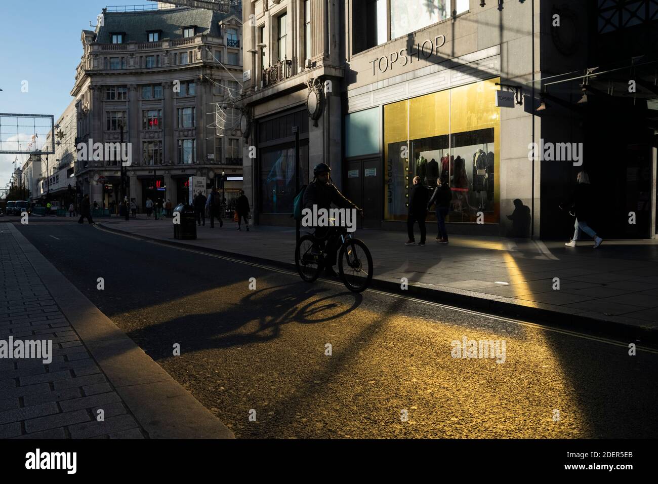 Topshop, parte de Arcadia Group, con la tienda cerrada después de  declararse en quiebra en Covid-19 Coronavirus bloqueo en Oxford Street, una  famosa calle comercial en Londres, Inglaterra, Europa Fotografía de stock -