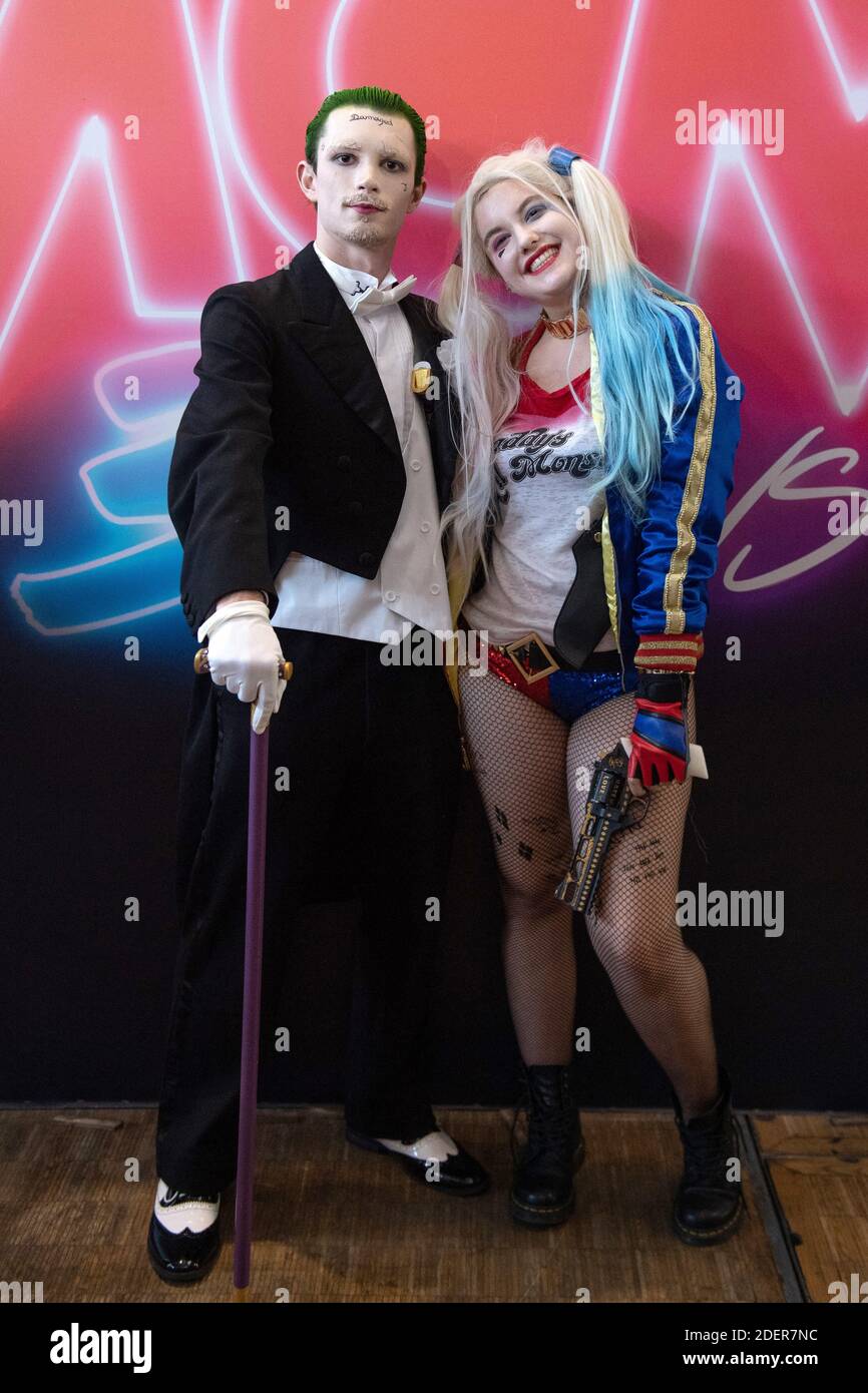 Cosplayers vestidos como el Joker y Harley Quinn asistiendo al Comic con  Paris 2019 en la Grande Halle de la Villette en Paris, Francia el 26 de  octubre de 2019. Foto de