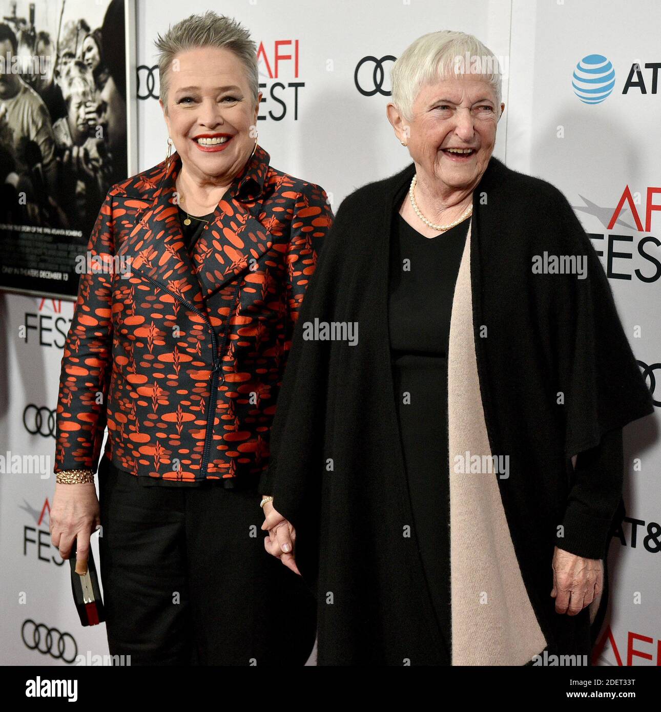 Kathy Bates y Barbara 'Bobi' Jewell asisten al estreno de 'Richard Jewell'  durante EL AFI FEST 2019 en el TCL Chinese Theatre el 20 de noviembre de  2019 en los Angeles, CA,
