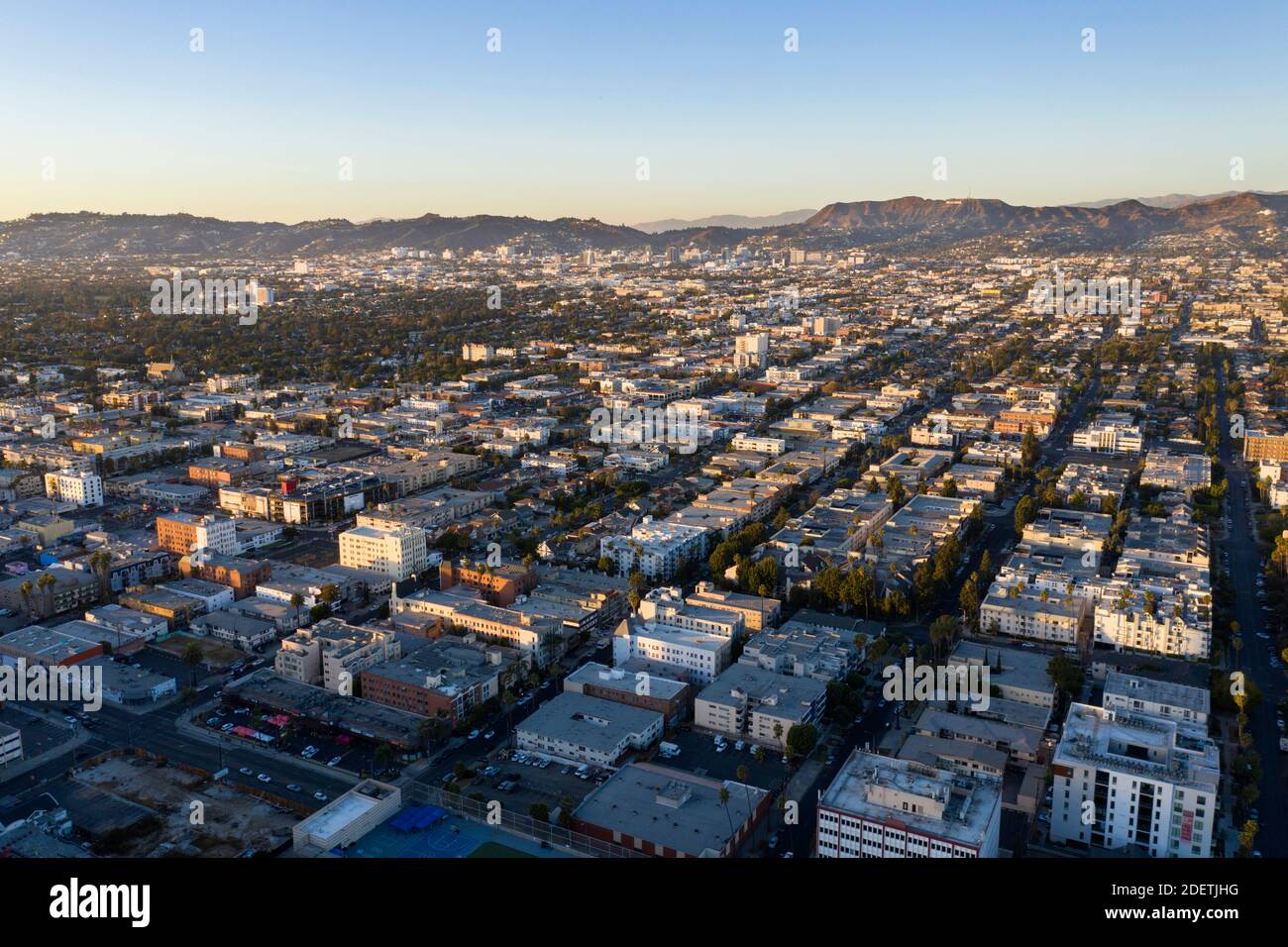 Vista aérea del centro urbano de los Ángeles mirando al otro lado de la ciudad hacia Hollywood Foto de stock