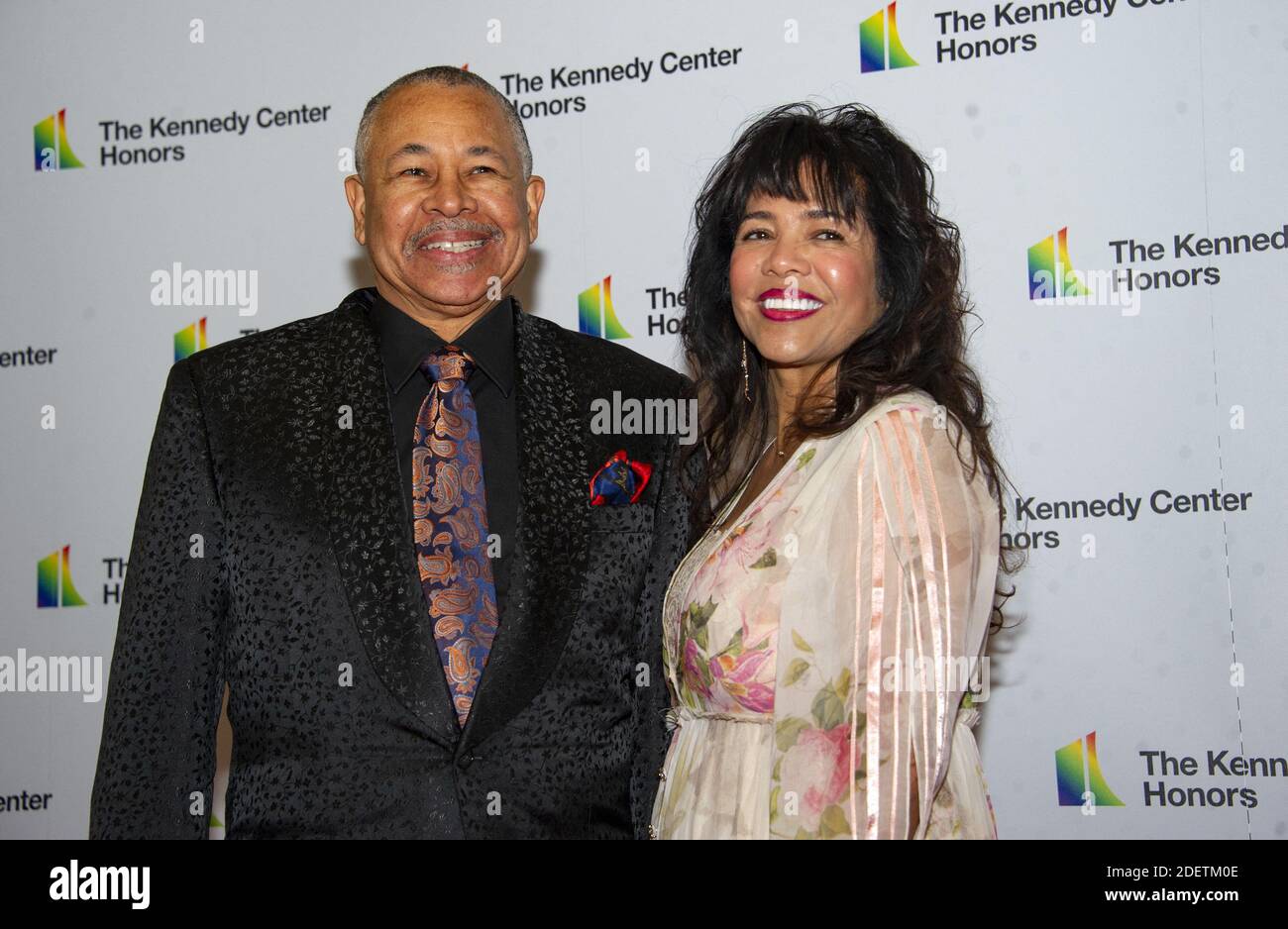 El percusionista Ralph Johnson de Earth, Wind and Fire y su esposa, Susan  Johnson, llegan a la cena formal del artista en honor a los ganadores de  los 42º Honores anuales del