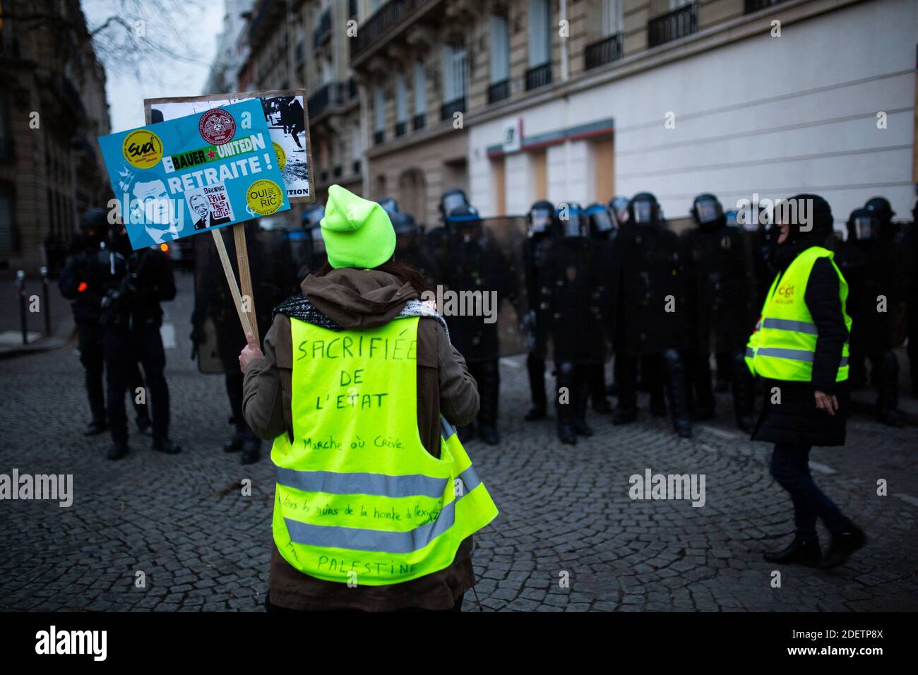 Chaleco amarillo ( Gilet jaune ) con un signo de jubilación hablar con la  policía durante una manifestación el 10 de diciembre de 2019 en París,  Francia, como parte del sexto día