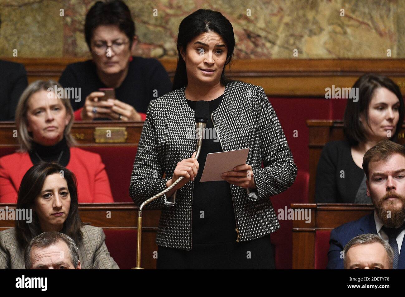 La diputada Sonia Krimi asiste a una sesión de "Preguntas al Gobierno" en la Asamblea Nacional Francesa el 17 de diciembre de 2019 en París, Francia.Foto de David Niviere/ABACAPRESS.COM Foto de stock