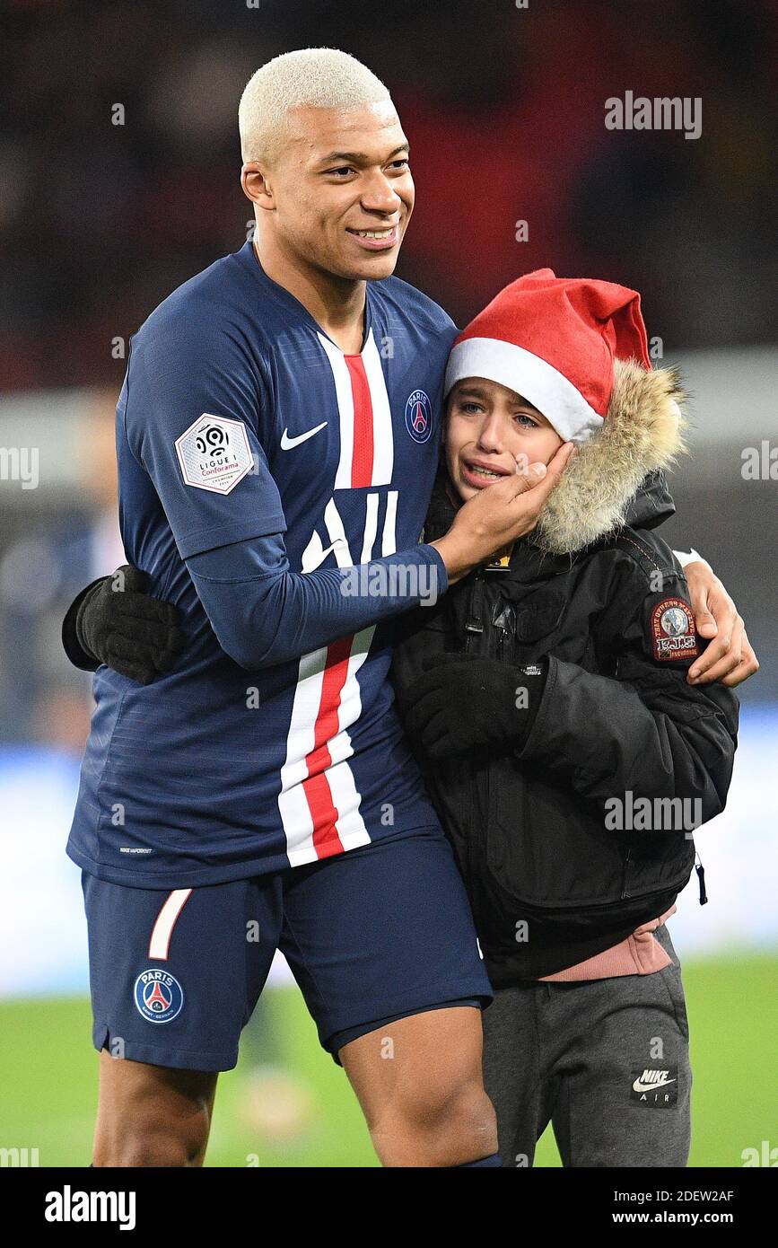 Kylian Mbappe de Paris Saint-Germain con un niño que invadió el campo  durante el partido de la Liga 1 entre Paris Saint Germain (PSG) y Amiens en  el Parc des Princes el