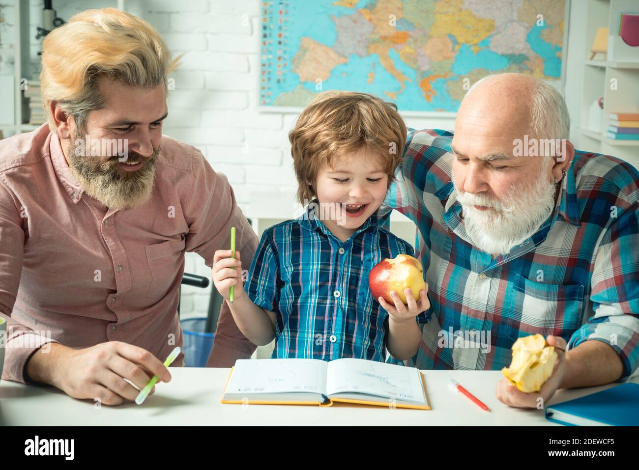 Feliz familia abuelo padre e hijo niño jugar y aprender. Padre enseñando a  hijo. Abuelo educó a nieto. Papá, abuelo y niño haciendo Fotografía de  stock - Alamy