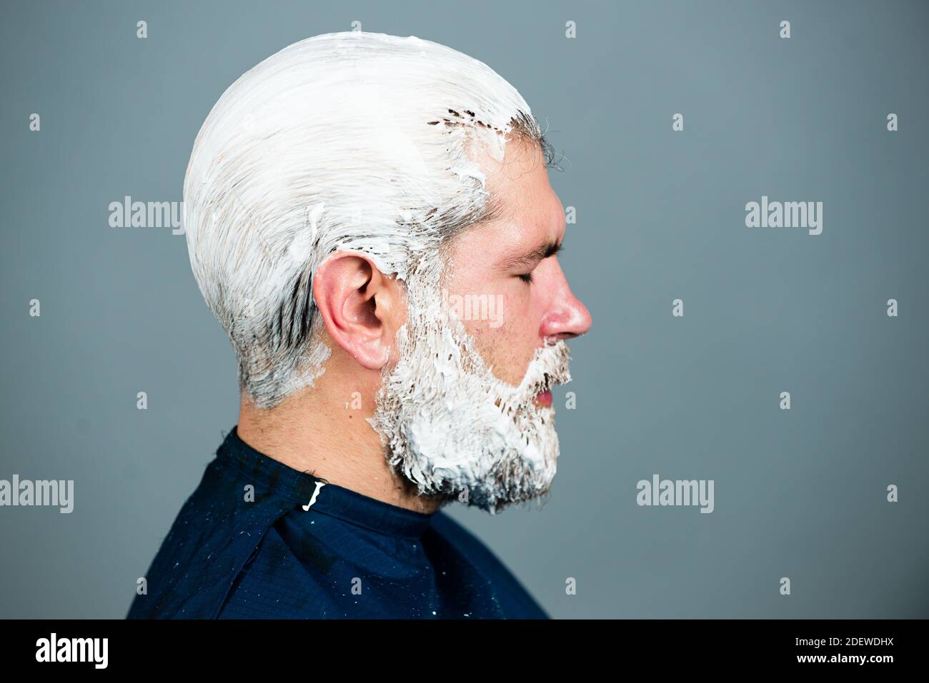 Proceso de un color de pelo tipo en la peluquería. Estilista hombre con tinte  para el cabello y cepillo para colorear el cabello Fotografía de stock -  Alamy