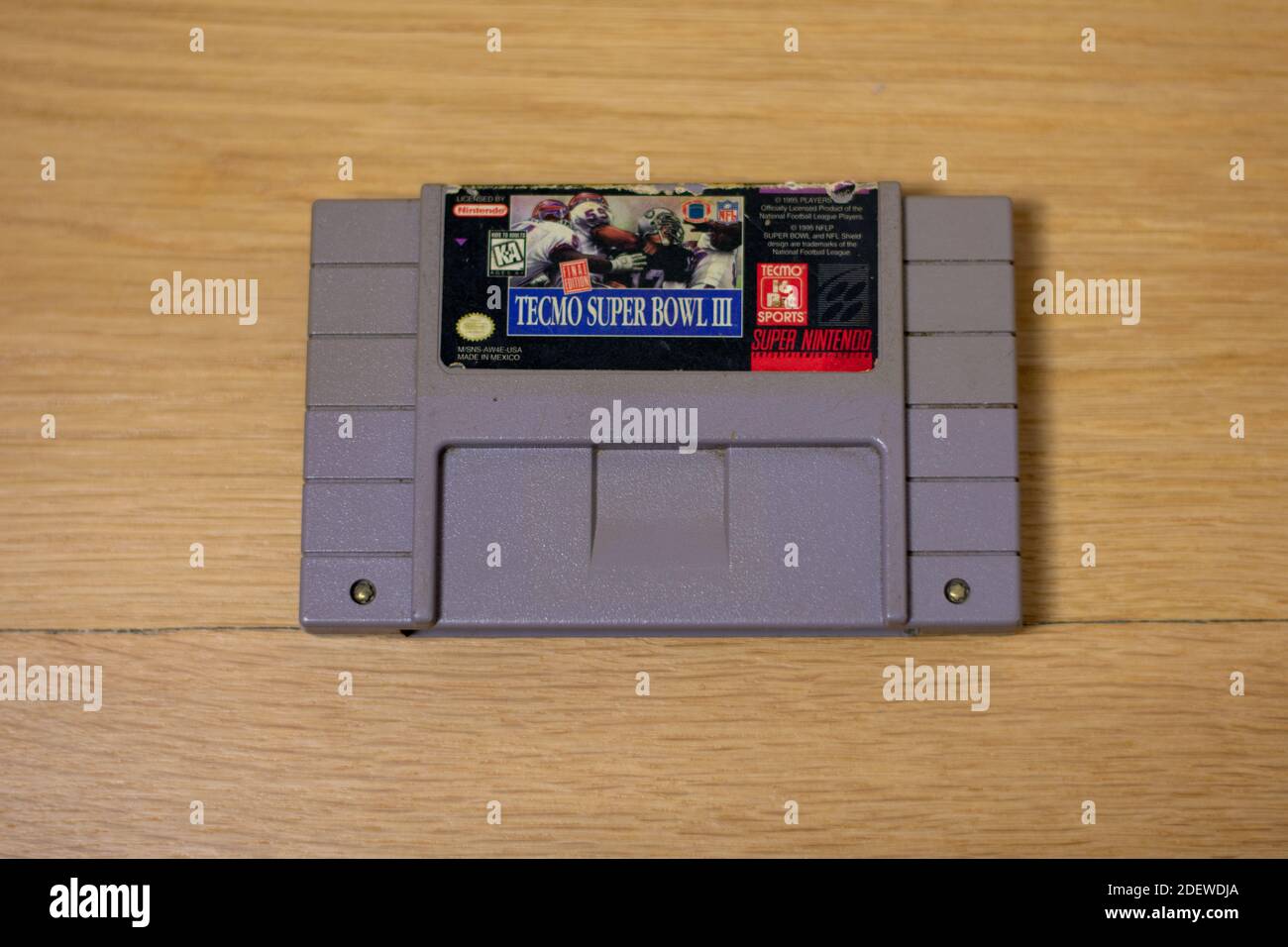Tecmo Super Bowl 3 para el sistema de entretenimiento Super Nintendo, un  popular juego de video retro Fotografía de stock - Alamy