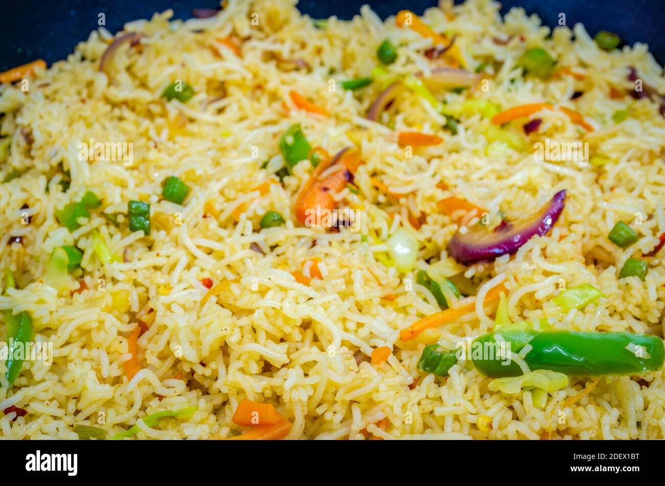 Primer plano de coloridos fideos idiyappam o fideos de arroz indio en una sartén Foto de stock
